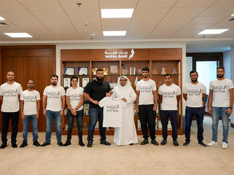 شاهين الغانم يتوسط فريق «وربة» للغوص 