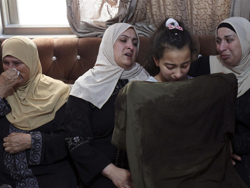 أسرة الحشّام عقب اقتحام سلطات الاحتلال منزلها شمالي القدس (أ ف ب)