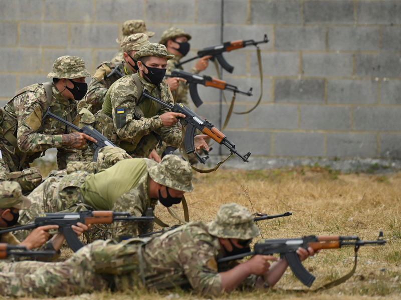  متطوعون أوكران يتدربون على استخدام السلاح جنوب بريطانيا (رويترز)