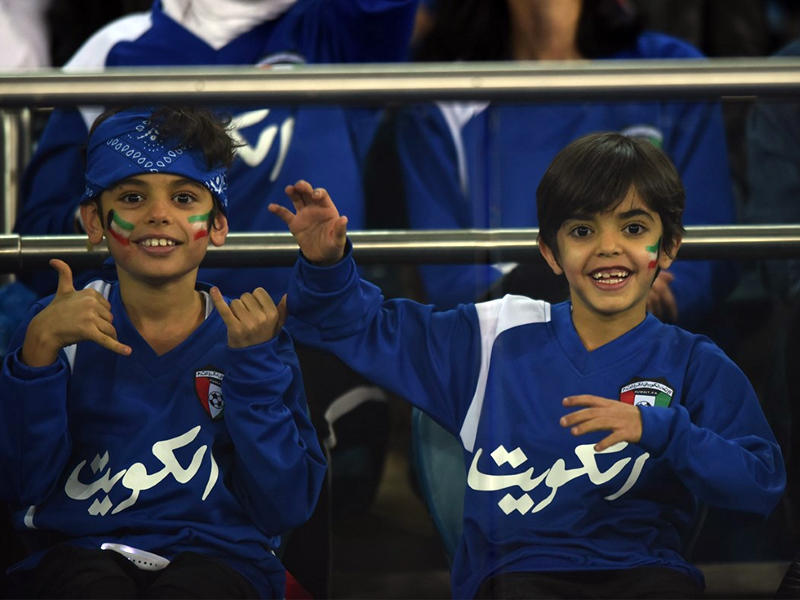 لقطة لاطفال يشجعون المنتخب الوطني 