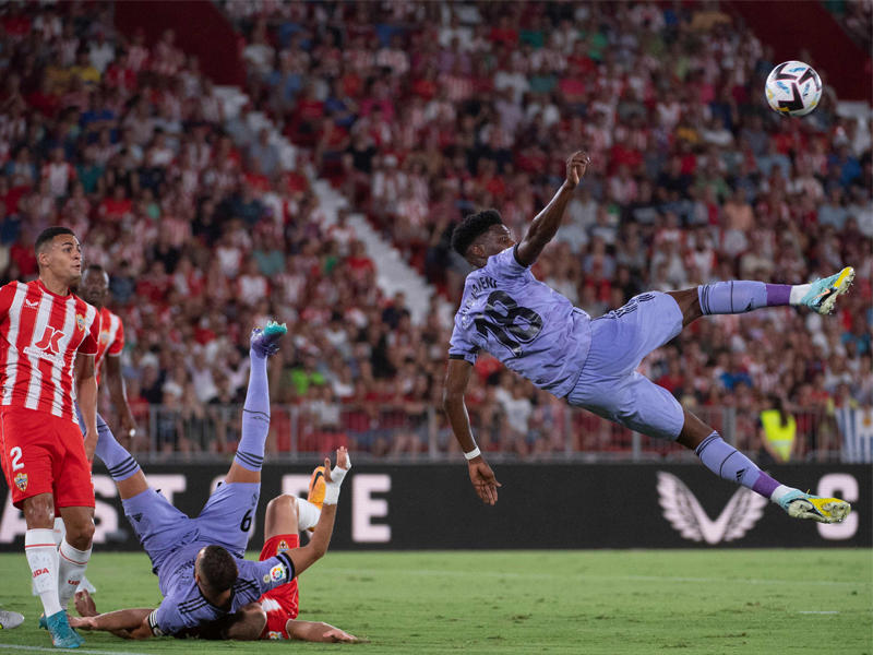 لاعب الريال تشواميني يحاول التسجيل في مرمي ألميريا (أ ف ب)