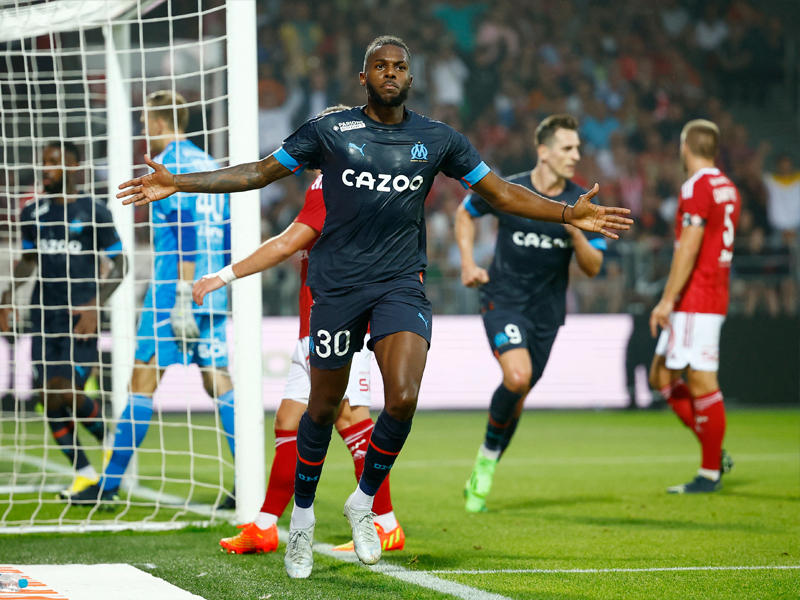 لاعب مرسيليا تافاريس يحتفل بتسجيل هدفه الأول (رويترز)