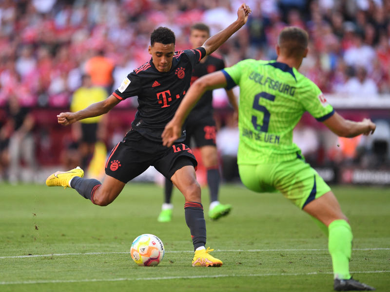 جانب من مباراة بايرن ميونيخ وفولفسبورغ ( ا ف ب)