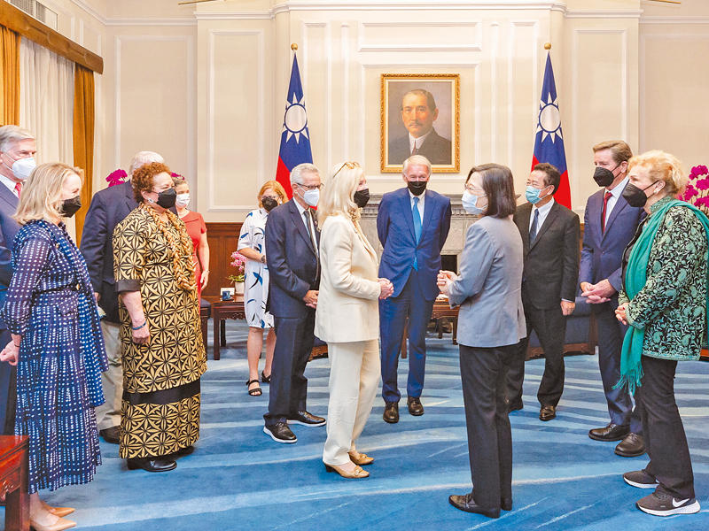 تساي تُرحّب بالوفد الأميركي في تايبيه أمس (رويترز)