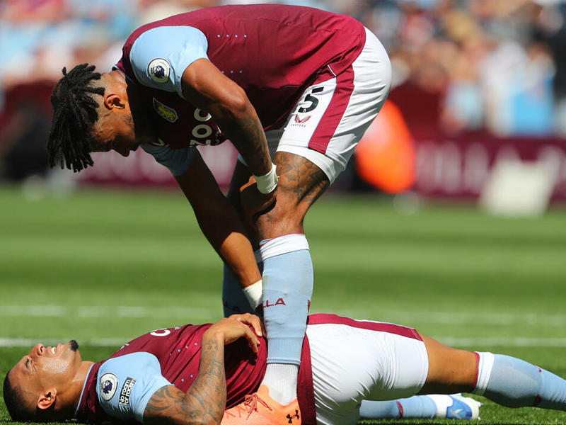 نادي أستون فيلا الإنكليزي المدافع البرازيلي دييغو كارلوس