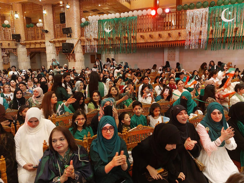 سيدات من الجالية الباكستانية يشاركن في الحفل