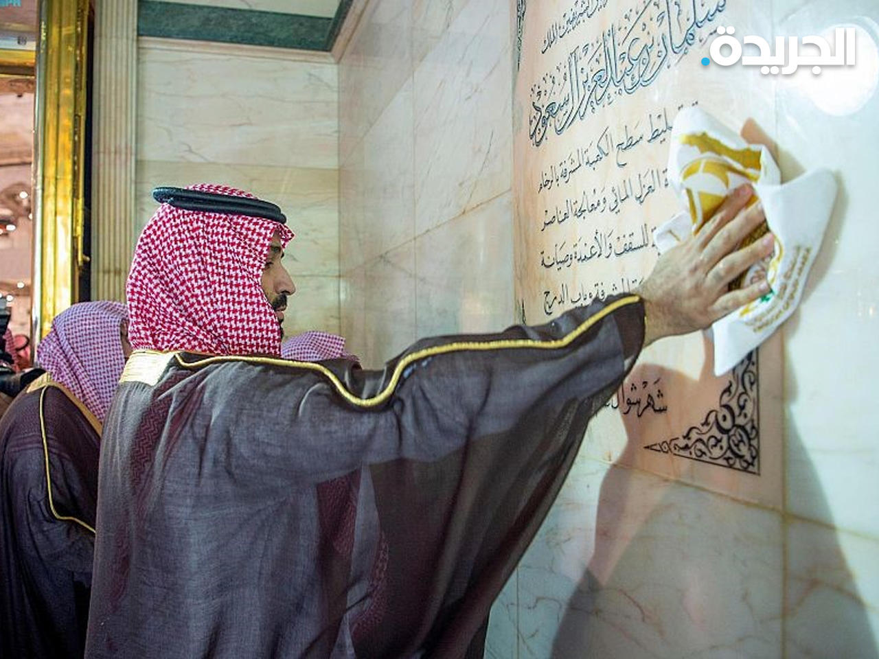 ولي العهد السعودي يشارك بغسل الكعبة المشرفة