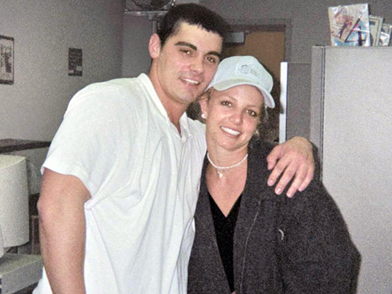 النجمان بريتني سبيرز وجيسون ألكساندر 