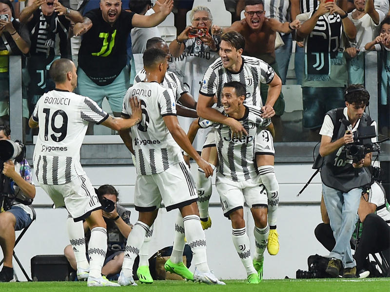 دي ماريا يحتفل مع زملائه بتسجيل الهدف الأول ليوفنتوس (رويترز)