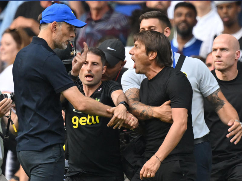 جانب من المشادة بين كونتي وتوخل (أ ف ب)