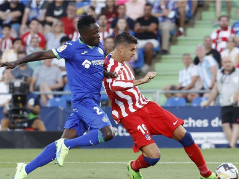 اشتباك على الكرة بين اللاعبين 