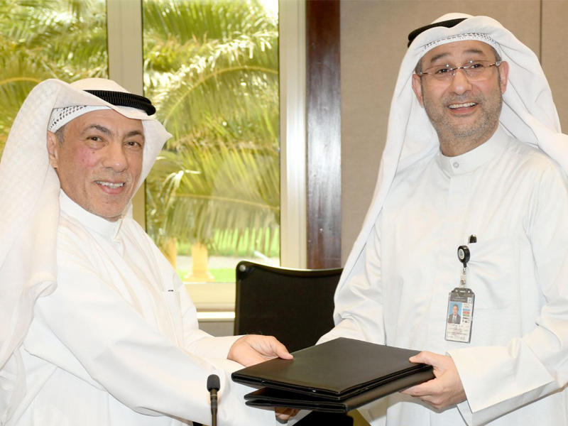 علي دغيم الشمري وأحمد العيدان عقب توقيع العقد