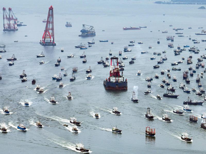 قوارب صيد متجهة إلى البحر في اليوم الأول من موسم الصيد في يانغجيانغ بمقاطعة قوانغدونغ جنوب الصين (أ ف ب)