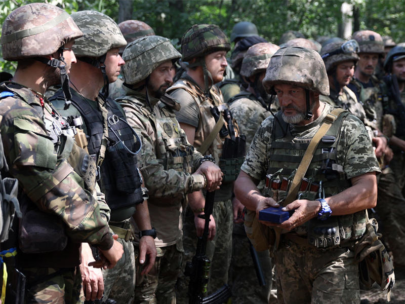 جندي أوكراني يتسلّم ميدالية على إحدى جبهات القتال في دونيتسك (أ ف ب)