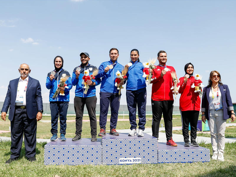 أبطال المراكز الثلاثة على منصة التتويج