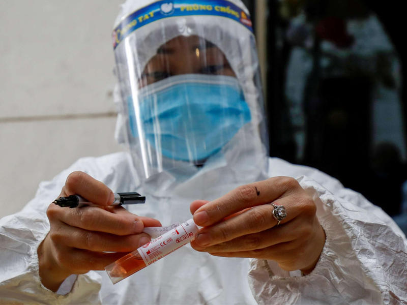 ممرضة تسجل بيانات للعينة 