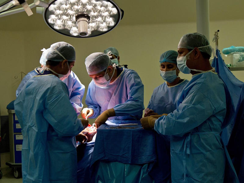 اطباء خلال اجراء عملية
