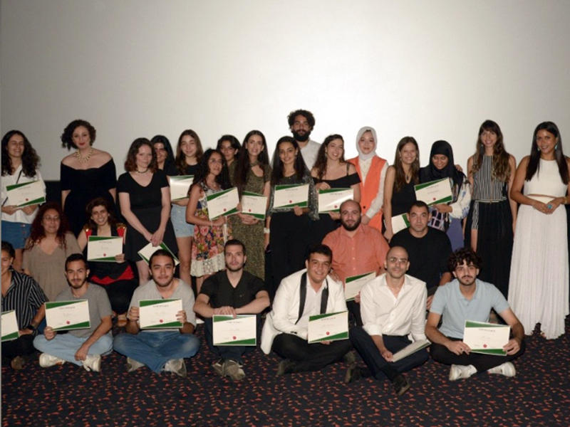 نادية أحمد ومجموعة من المشاركين في المخيم