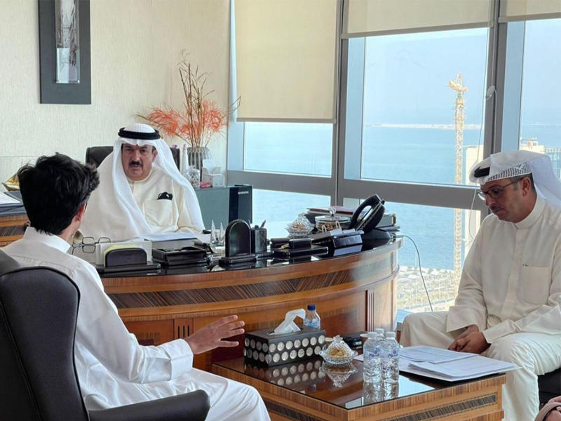 وزير التربية وزير التعليم العالي والبحث العلمي، د. علي المضف مستقبلاً أحد المواطنين