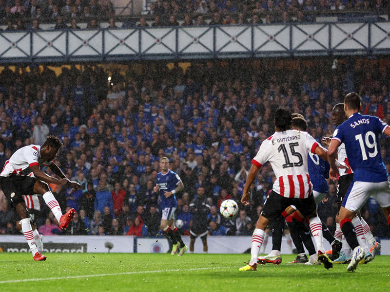 إبراهيم سانغاري يسجل الهدف الأول لآيندهوفن