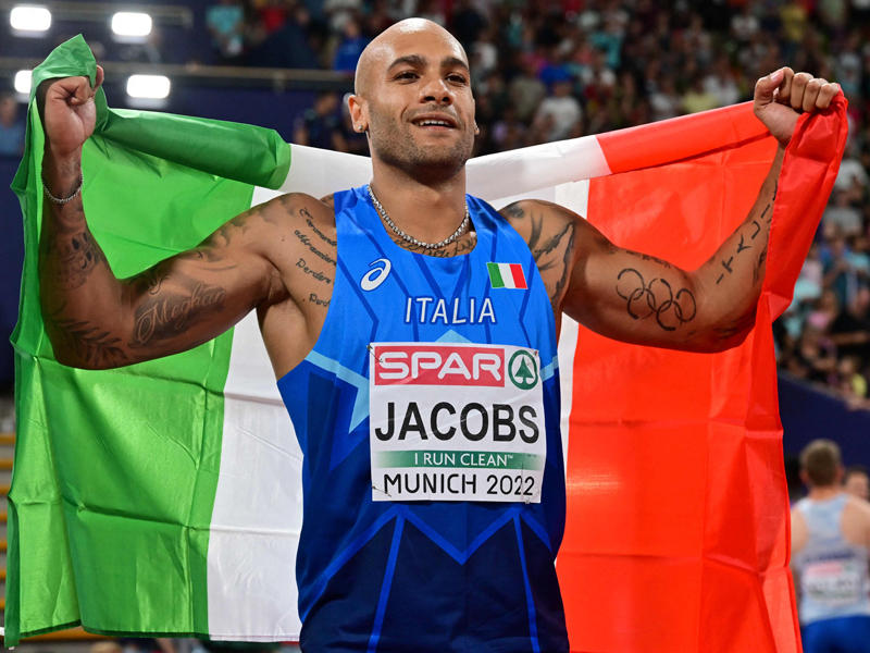 الإيطالي جاكوبس يحتفل بعد فوزه في السباق