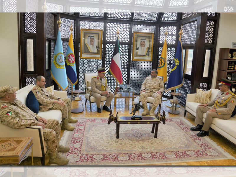 رئيس الأركان العامة للجيش، الفريق الركن خالد الصالح مستقبلاً الشاذلي ورجب