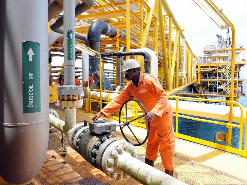 النفط يرتفع بدعم بيانات المخزونات الأميركية