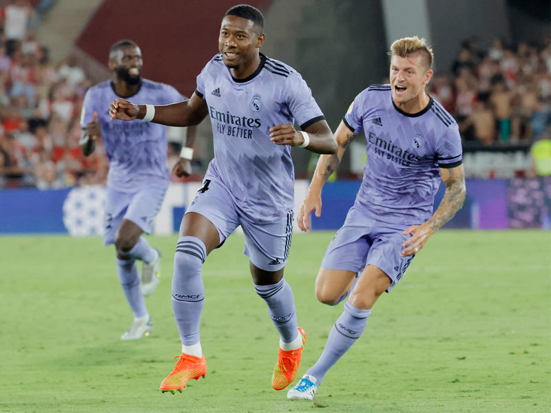 لاعبو ريال مدريد خلال المباراة السابقة     (رويترز)