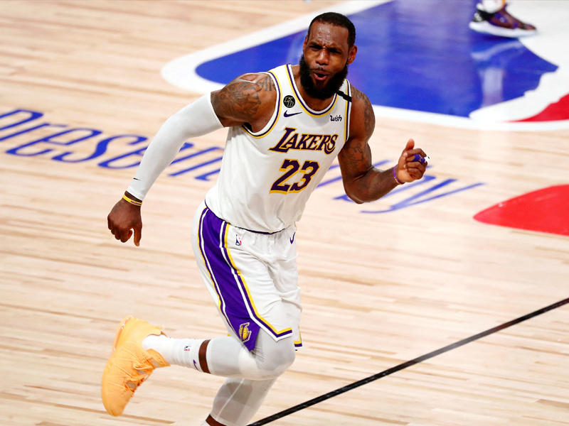  نجم كرة السلة الأميركية ليبرون جيمس 