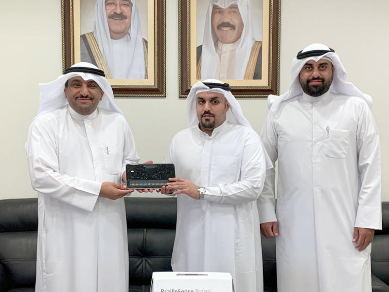 جانب من تسليم الجهاز 