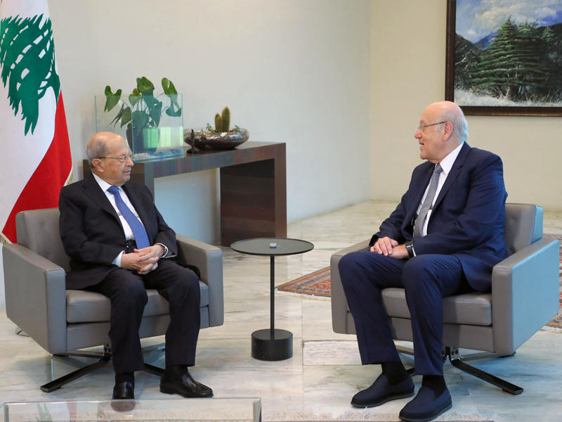 عون مستقبلاً ميقاتي في بعبدا   (أ ف ب)