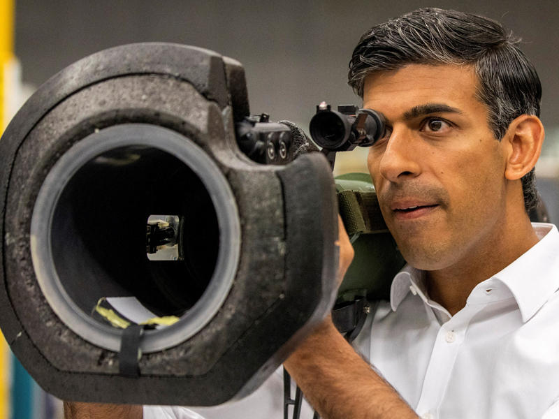 سوناك يحمل صاروخاً مضاداً للدبابات خلال زيارته معرضاً للأسلحة في بلفاست (رويترز)