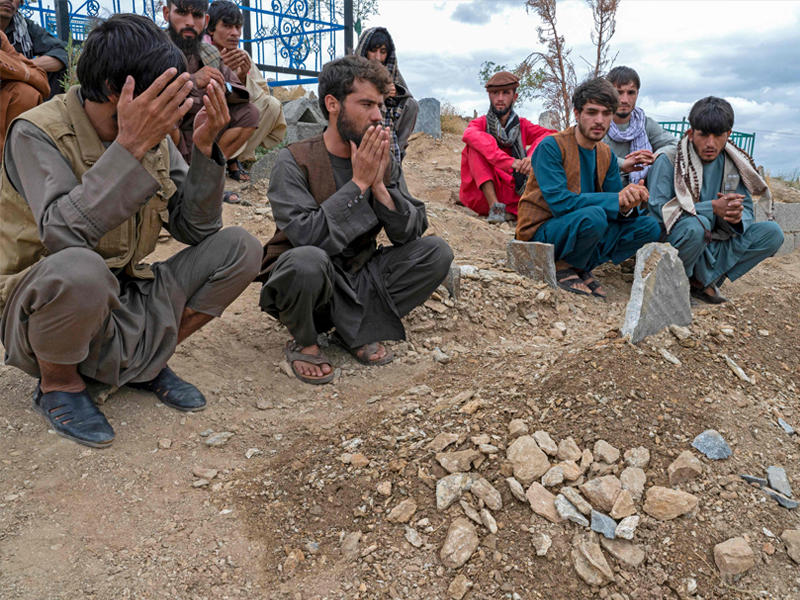 اثناء دفن الشهداء 