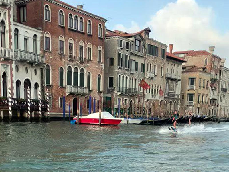 راكبون الامواج في مدينة البندقية الإيطالية