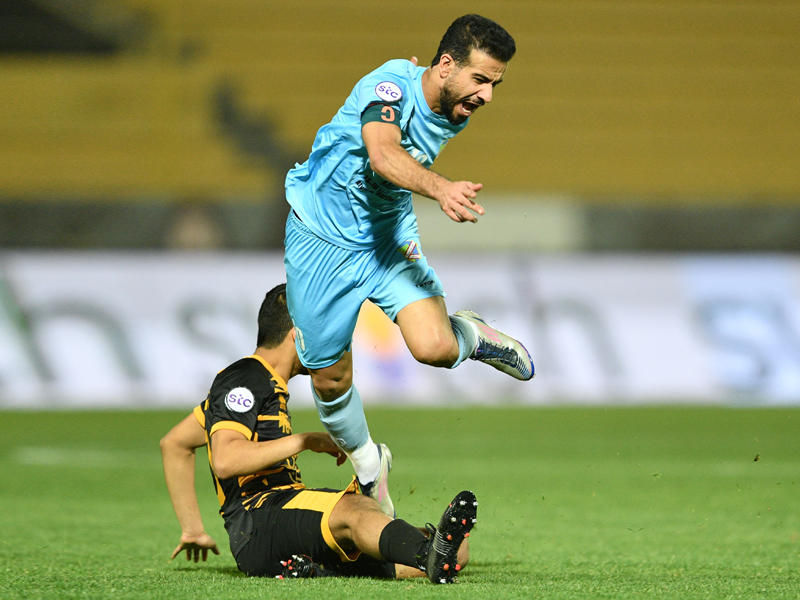 نايف زويد في كرة مشتركة أمام القادسية