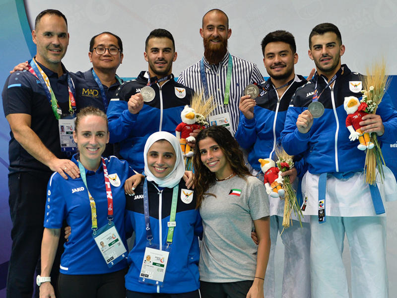 صورة جماعية لأبطال الكاراتيه