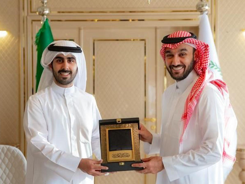  عضو مجلس إدارة اللجنة الأولمبية الكويتية رئيس الوفد المشارك في دورة ألعاب التضامن الإسلامي الخامسة الشيخ جابر الثامر مكرماً الفيصل