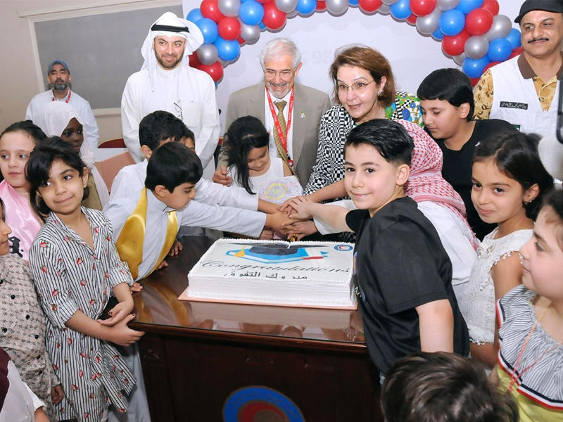 رئيس مجلس إدارة جمعية الهلال الأحمر د. هلال الساير يشارك الاطفال فرحتهم