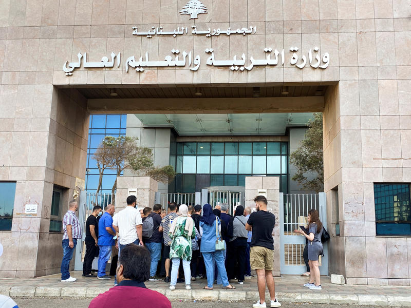 تجمع أمام وزارة التربية خلال إضراب عمالي متقطع في بيروت أمس الأول (رويترز)