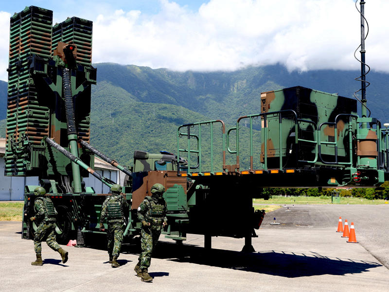 جيش تايوان يعرض نظاماً مضاداً للطائرات بقاعدة هوالين أمس (رويترز)