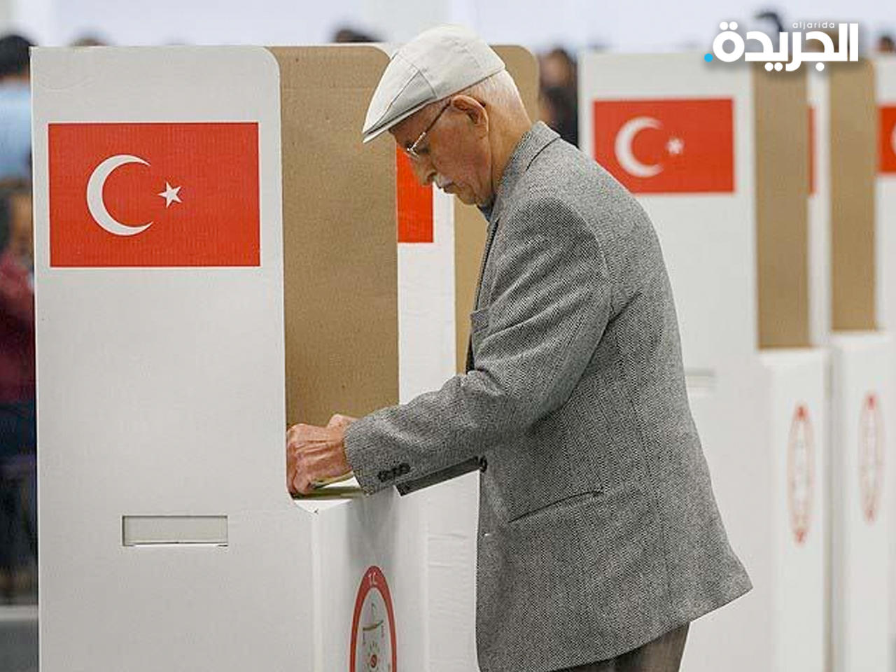 مسن تركي يصوت في الانتخابات السابقة