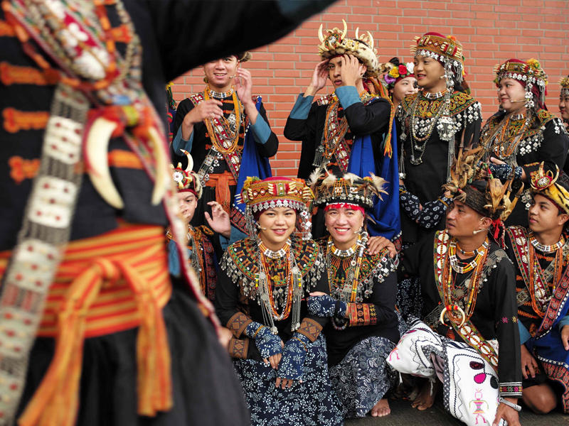 فنانون من السكان الأصليين خلال عرض تقليدي سنوي في تايبيه (أ ف ب)