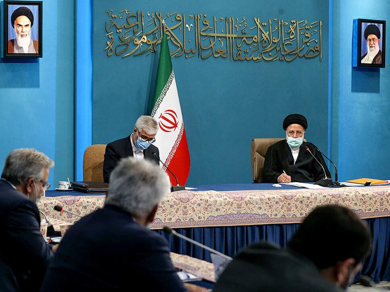 رئيسي خلال اجتماع حكومي في طهران ليل الخميس - الجمعة  (إرنا)