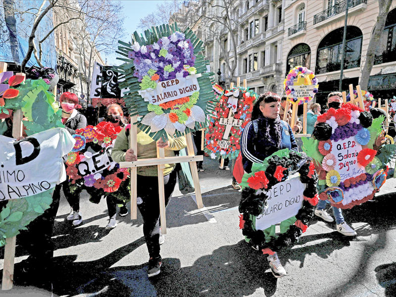 جنازة رمزية في طريقها إلى قصر الرئاسة بالأرجنتين أمس احتجاجاً على الأجور والبطالة  (رويترز)