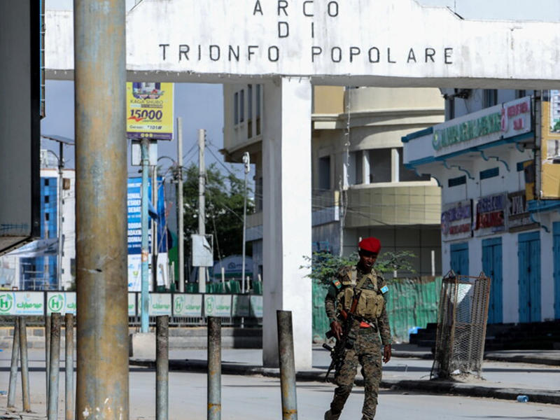 احد عناصر الشرطة الصومالية 