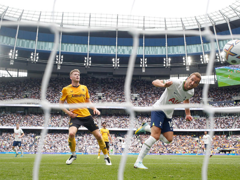 المهاجم هاري كين يسجل الهدف