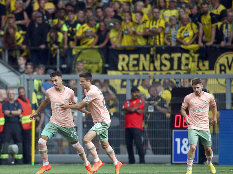 بوكانان نجم بريمن يحتفل بالهدف الأول