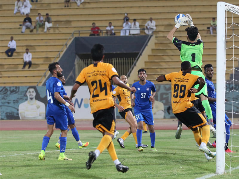 عبدالرحمن عجاج حارس مرمى التضامن يتصدى لإحدى الكرات