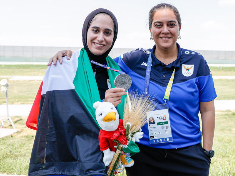  رئيسة لجنة الرياضة فاطمة حيات مع بطلة الرماية إيمان الشماع