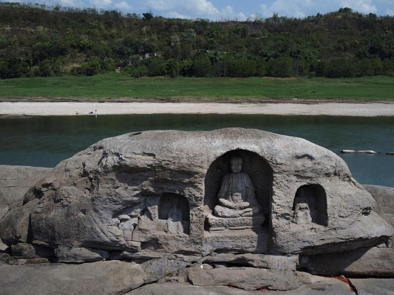 جزيرة مغمورة في مدينة تشونغتشينغ بجنوب غرب الصين و3 تماثيل بوذية